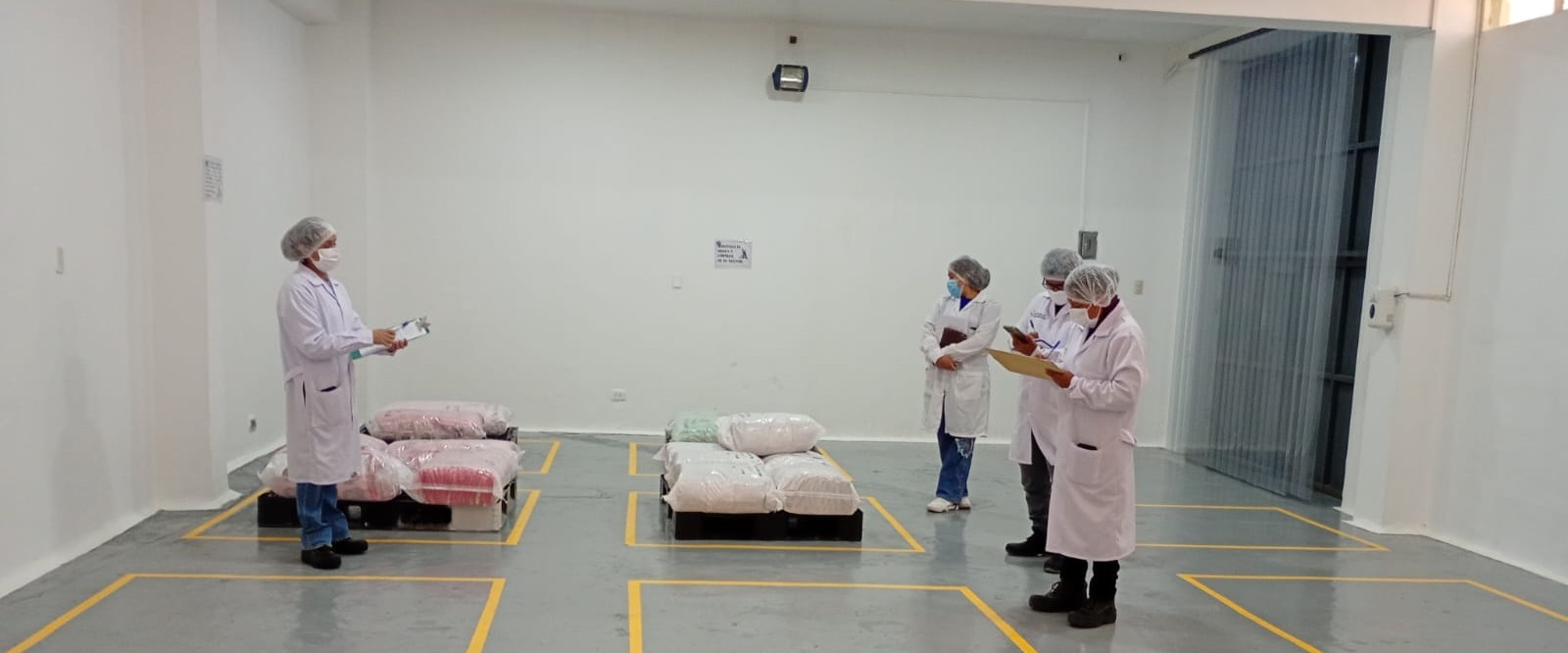 Personal técnico realizando ensayos en el laboratorio de CENASAC