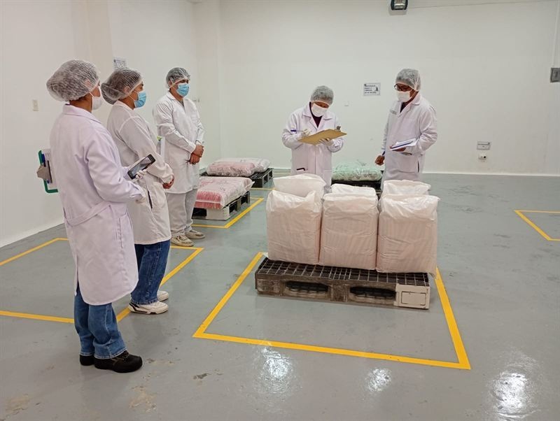 Toma de muestras de agua en campo por personal técnico